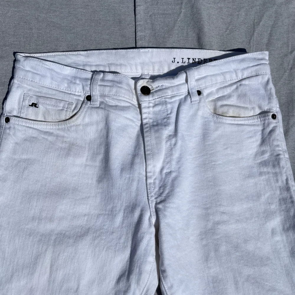 Super snygga vita jeans från J Lindberg. Jättebra skick på jeansen, men lite gula i främre handfickor. Storlek 32/32. Jeans & Byxor.