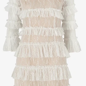 By Malina klänning - By Malina Spetsklänning Carmine Mini Dress Passar Perfekt till Student eller fest. Nypris på denna klänning är 2800.  Storlek M.