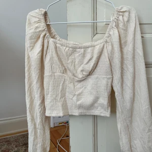 Krämvit topp - Krämvit topp ifrån Bikbok i stl XS. Litet håll i armhålan som lätt går att sy igen.