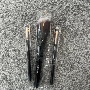 Sminkborstar Hickap - Oöppnade sminkborstar från hickap.  117 Angled eyebrow 404 Angled Powder 116 Intense shade   Nypris för alla: 347kr