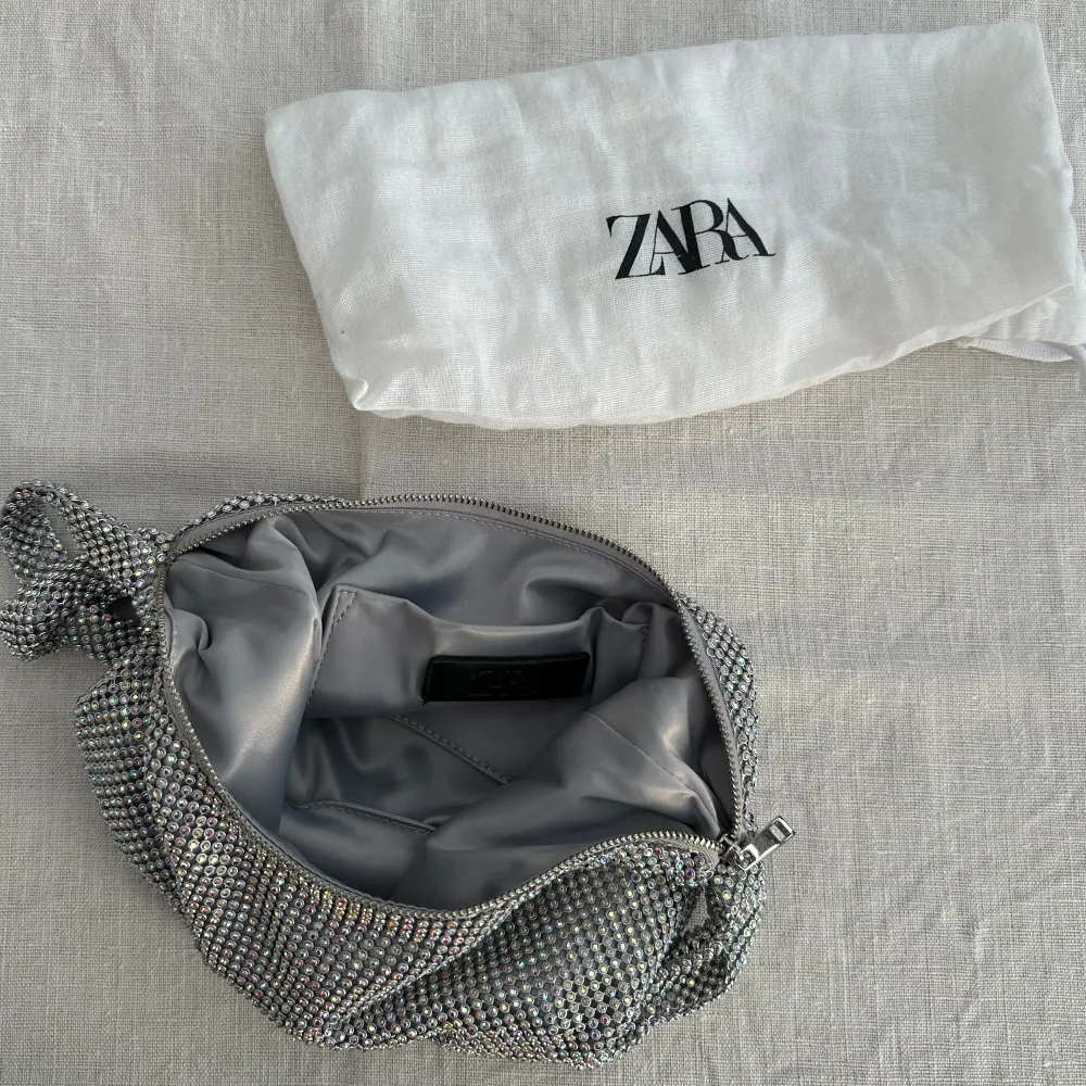 Säljer denna otroligt fina väskan ifrån Zara. Köpt för 600kr förra våren. Användes endast en gång på nyårsafton. Den är i nyskick och såååå unik och snygg. 🪩🥂❤️. Väskor.