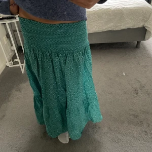 Lång kjol - En jättefin lång kjol från zara! Knappt använd och ser nu ut och säljer då den inte passar längre, är öppen för pris förslag! Hör av er vid funderingar🫶🏻 står ej för frakt