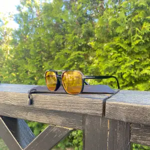 Säljer ett par solglasögon som är riktigt snygga till sommaren. skriv till mig vilken färg ni vill ha