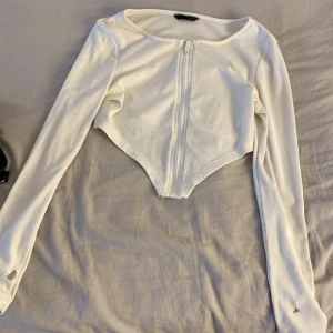 Fin har hål vid tummarna vit kofta tröja 💕 - Från SHEIN fin kofta topp har ett hål vid tummen Jätte fin sitter fint storlek M  😍