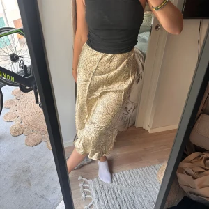 Lång kjol  - Super fin lång kjol, perfekt till sommaren med både topp och tjocktröja! 