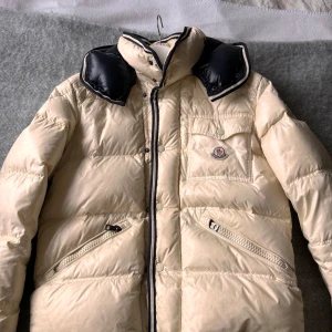 Moncler Branson - Storlek 3 motsvarar S/M Cond 6/10 (Waterstains)  Använd en vinter. Otroligt skön och varm. Säljer då jag ej kommer använda mer.