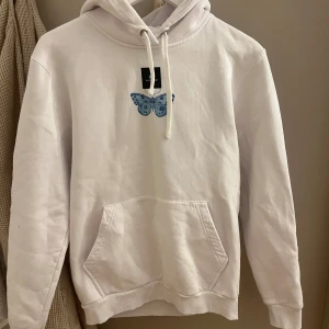 Hoodie  - Hoodie från the cool elephant, ett märke på höger arm. Har inte provat att ta bort det men det kanske går!