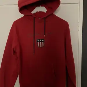 Säljer en röd gant hoodie som är i bra skick, Använd ett fåtal gånger. Några funderingar skriv privat
