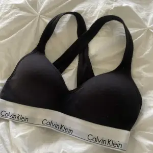 Super fin Calvin Klein bh i mycket bra skick köpt för 400kr säljer för 200kr💕
