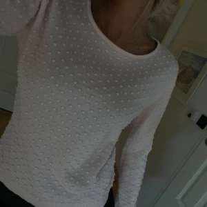 Ljusrosa tröja med prickar  - Jätte söt ljusrosa tröja med prickar på som inte kommer till användning. Nyskick då jag använt fåtal gånger. Köpt på plick💞