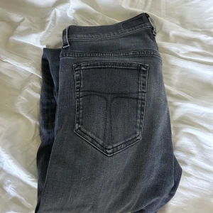 Tiger of Sweden pistelero - Hej säljer nu dessa oanvända tiger of Sweden jeans i storlek 30/32 i modellen pistelero (slim fit). De är svarta med en grå fade! säljer då de är för små för mig! Nypris är 1600kr