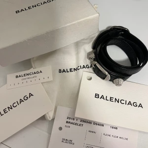 Balenciaga armband läder - Läderarmband från balenciaga.  Längd 58 cm.   I fint skick utan defekter eller andra anmärkningar.