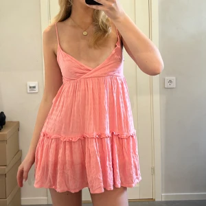 Rosa klänning  - Jättefin rosa kort klänning från märker STR. Storleken är XS. Har inga defekter och endast använd ett fåtal gånger. 💗