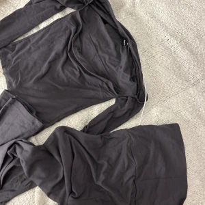 Ginatricot sett mörk grå soft touch - Soft touch sett i mörkgrå från Ginatricot använt 1 gång. Säljer hela settet för 150kr.