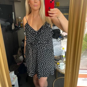 Sommarklänning - Sommarklänning från HM som tyvärr inte kommer till användning! Storlek S! Säljer för 160💕