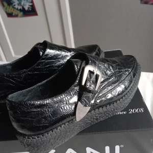 Skor från Weekday  - Sparsamt använda skor från Weekday. Storlek 38.