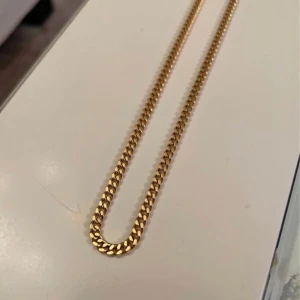 Guld Halsband 18k - Vikt 17.93g längd ca 46cm. 11500kr 