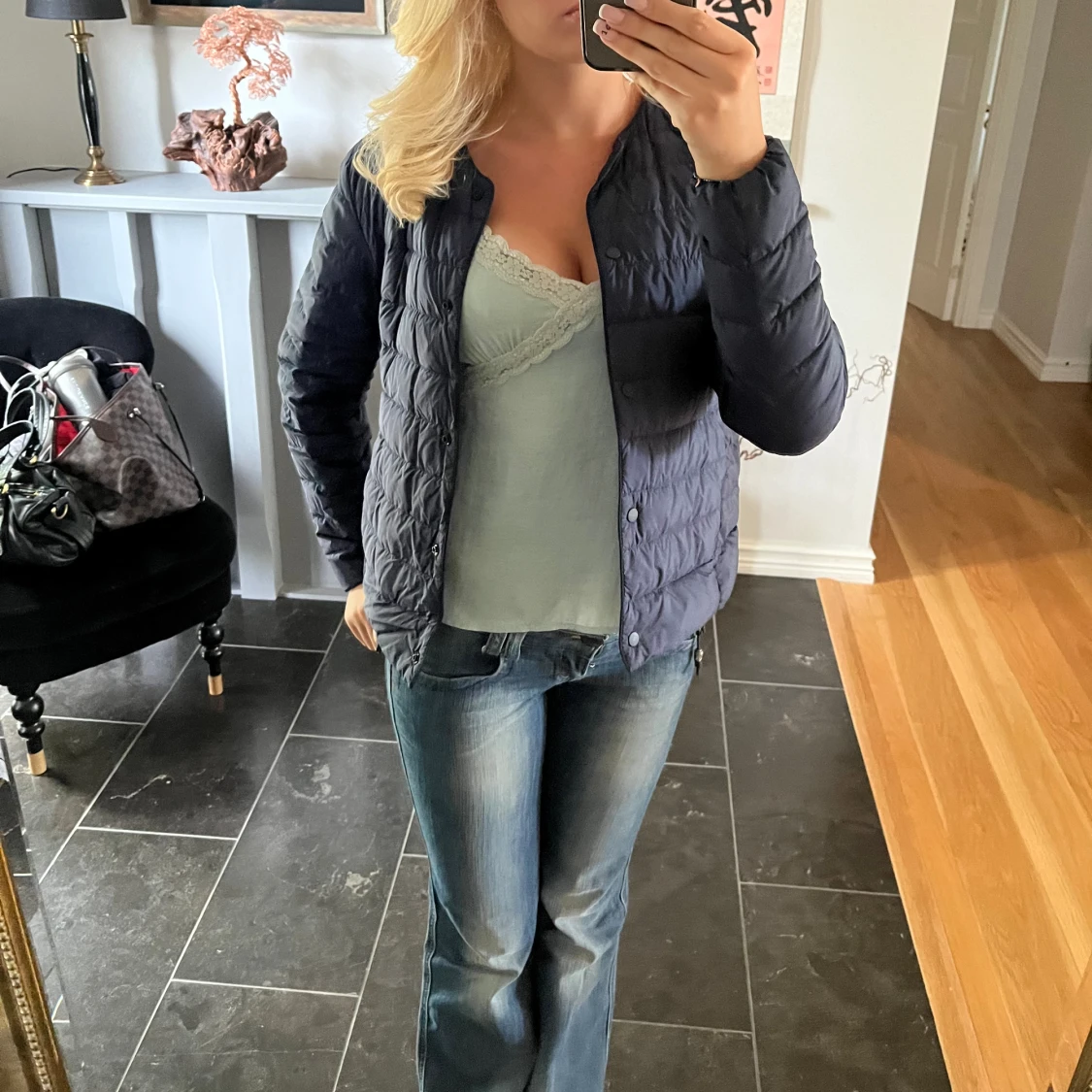 En fin marin blå tunn jacka  - 90