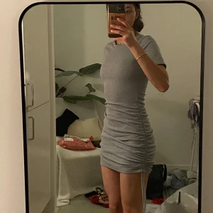 Ribbad klänning  - Snygg kort ribbad klänning i grå färg 