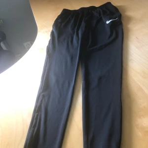Nike tunn byxa - Storlek S, herr. Knappt använda så skick som nya. Svart med dragkedja längst ner på benet.