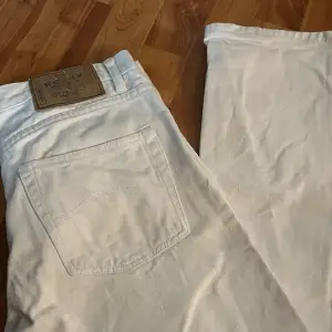 vintage rocky jeans i fint skick, har en liten fläck på ena fickan som inte syns, w31 men passar 38 och större, 99kr 🤍
