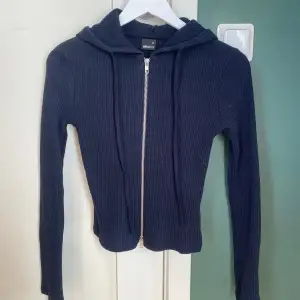 Långärmad tröja med luva från Gina tricot, xs. Originalpris 399kr, kommer inte till användning, bara provad. Skriv gärna för fler bilder eller om det finns frågor. 😊🌸