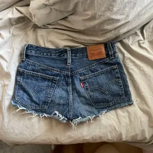 Jeans shorts från Levis!💓Midjemåttet är 37cm tvärs över!Pris går att diskutera