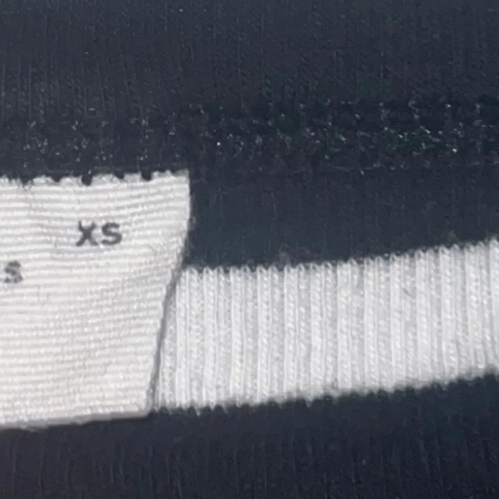 Randig tight tröja från Gina Tricot i storlek XS.. Tröjor & Koftor.