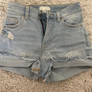 Shorts med detaljer - Shorts från HM. Snygga detaljer. Har vikt upp dom och de håller men man kan även sy upp dom 💕💕