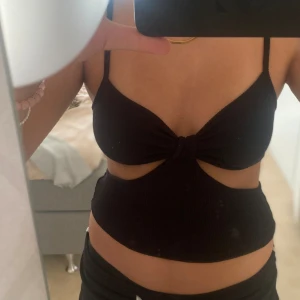 Topp - Tvär snygg topp från hm. Materialet är väldigt mjukt och inte alls genomskinligt. Den är använd en gång och ser helt ny ut 