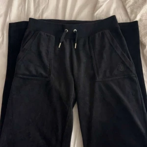 Svarta juicy byxor  - Väldigt bra kvalitet, använt ganska mycket men fortfarande bra kvalitet. Köpt på juciys hemsida 