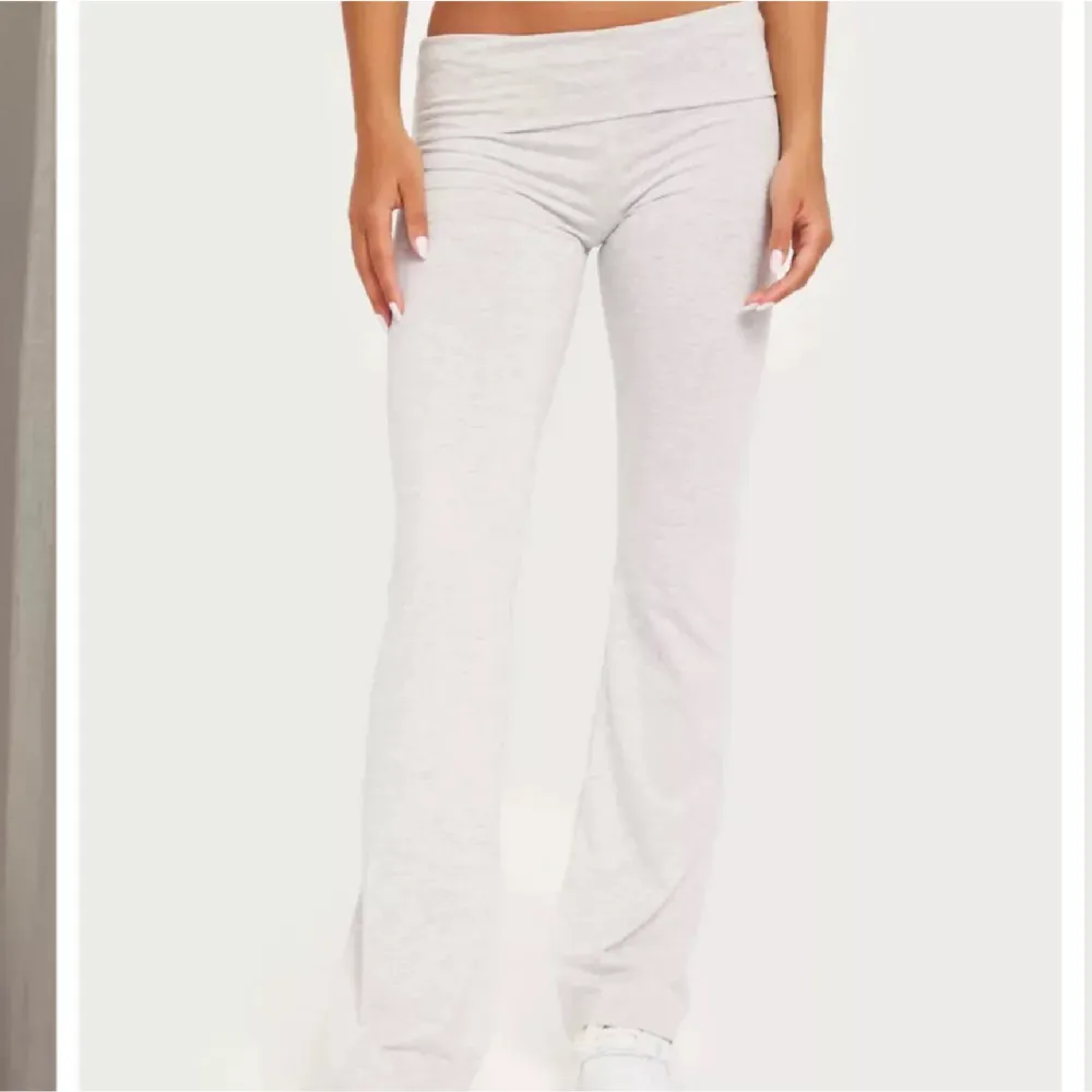 Yoga pants från Nelly i soft chill pants modellen, använda några gånger och är i mycket fint skick . Jeans & Byxor.