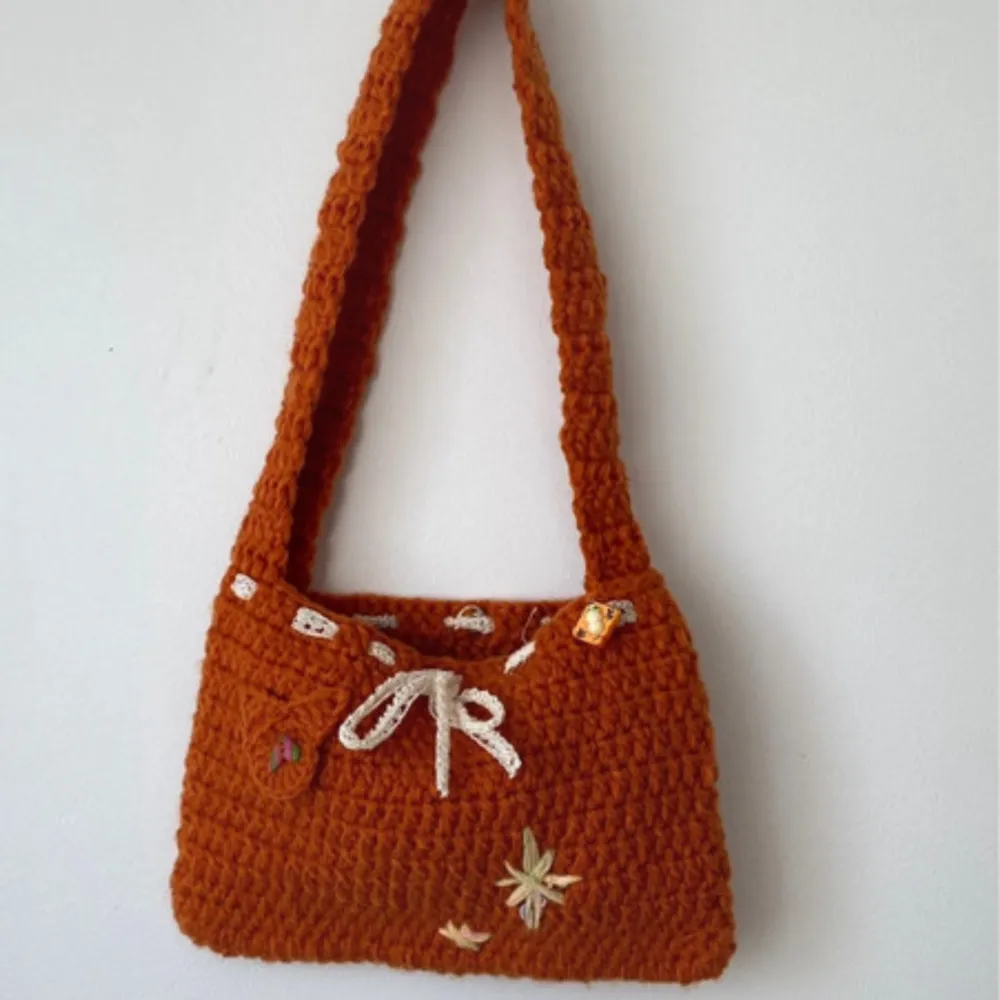 New crochet shoulder bag . Väskor.