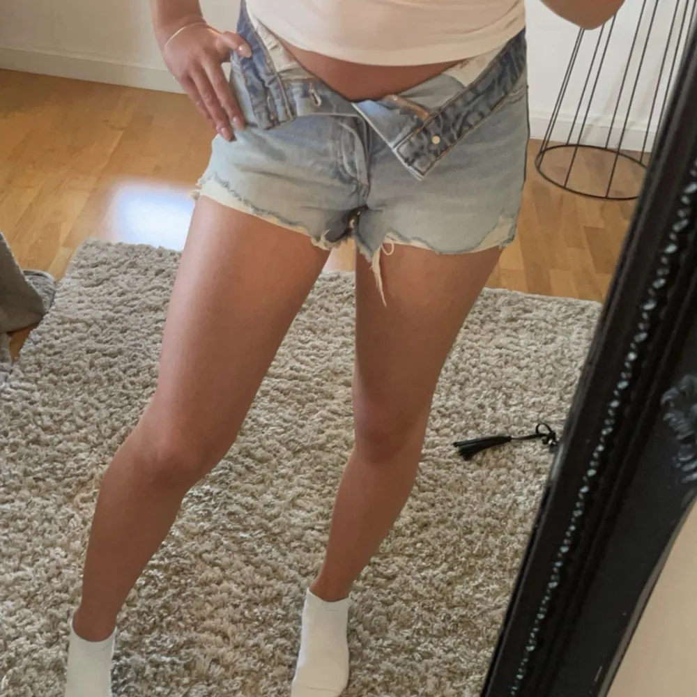 Jeans shorts från Zara i storlek 32💕 Köpt på Vinted men är för små för mig, bra skick!. Shorts.
