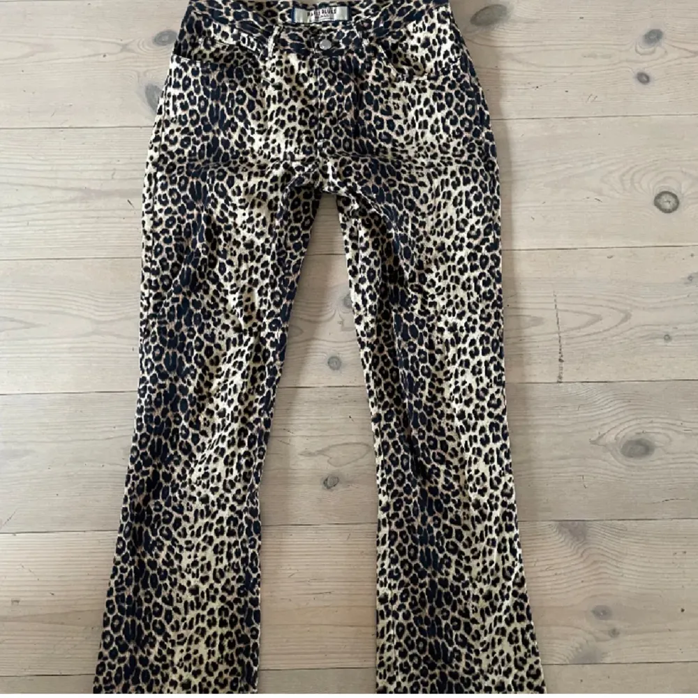 Bootcut leopard jeans som passar perfekt i sommar! Xs-s. Jeans & Byxor.