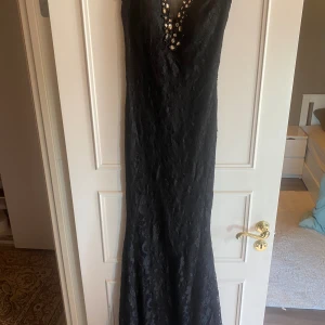 Svart festklänning - Jättefin festklänning med stenar och detaljer. Sitter jättefint. Storlek xs-s
