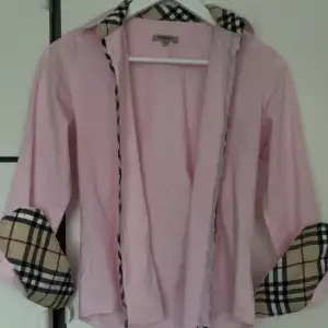 Säljer nu denna feta burberry skjorta i färgen rosa perfa inför sommarn. Står m men har krymt lite grann. Byten kan vara intressant. Skriv i pm om funderingar