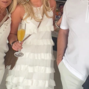 Vit Klänning - Vit klänning från zara köpt förra sommaren 💕säljer vid bra prisförslag 💕💕