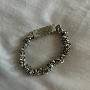 Armband från snö of sweden - Armband från snö of sweden. Armbandet är elastiskt och passar därför flera storlekar. Mindre tecken på användning främst på smyckesloggan. Annars i fint skick. Utgångspris 80 kronor. Tar även emot prisförslag
