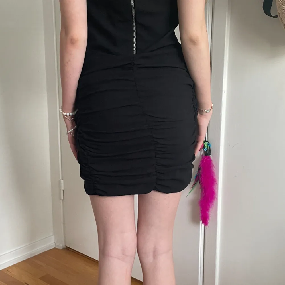 En elegant svart klänning som sitter jätte fint på rumpan 😉. Jag har använt den bara ett par gånger så den är som ny. . Klänningar.