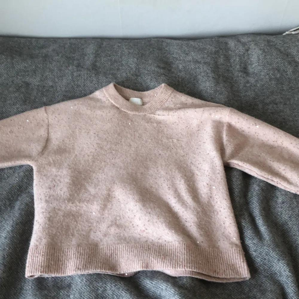 Glittrig rosa tröja från H&M i bra skick 💕 den är i storlek XS, nypris 300kr . Tröjor & Koftor.