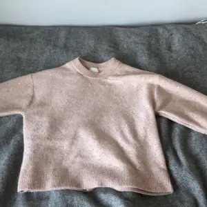 Glittrig rosa tröja från H&M i bra skick 💕 den är i storlek XS, nypris 300kr 