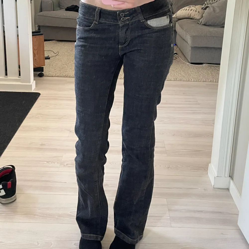 Lågmidjade bootcut jeans från Vero Moda i storlek 38. Jag är 175cm och dem passar mig som har S. Skriv för mer frågor och bilder 🌟. Färgen är mest som på första bilden 💕. Jeans & Byxor.