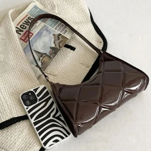 Väska - Brun handväska som är använd max 3 gånger så i bra skick! 🤎 väldigt rymlig och praktisk😍