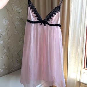 Ljusrosa nattlinne - Säljer detta DRÖMMIGA nattlinne💕💕💕💕 Köpt second hand och står ingen storlek i men skulle säga att det passar S! Reglerbara axelband