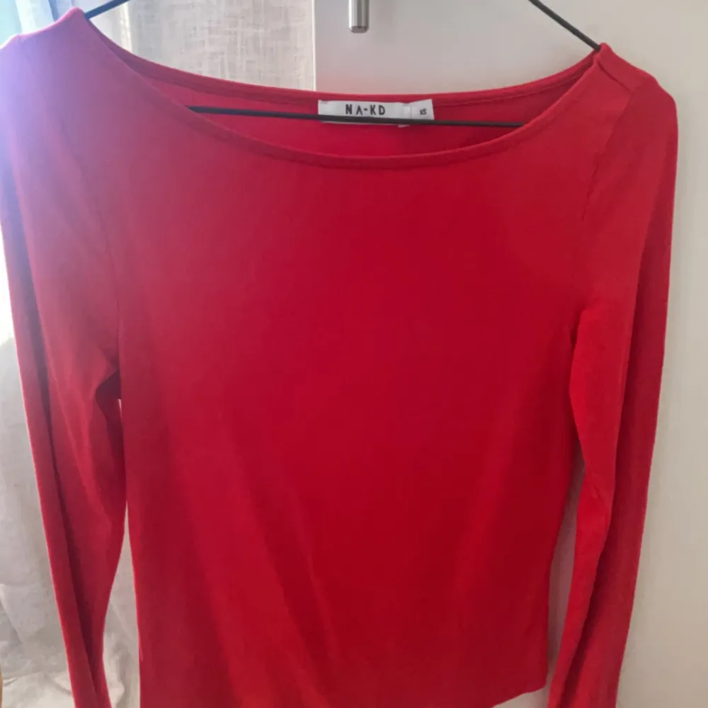 En röd långärmad tröja. Ganska tunn och nästan aldrig använd❤️. Tröjor & Koftor.