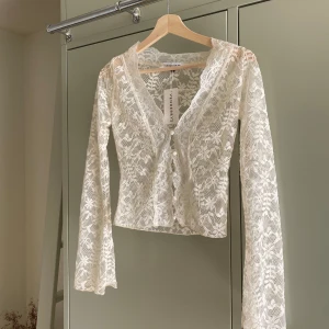 Venderbys topp - Sååå fin topp från Venderbys, tyvärr för liten för mig. Det har gått hål på ett ställe, men någon som är duktig på att sy kanske löser det (??) så den kommer till användning 🥺🫶🏻