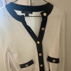 Cardigan🤍 - Nästan aldrig använd. Jätte fin cardigan med guldknappar och svarta detaljer. Stickad och materialet är jätte mjukt!!