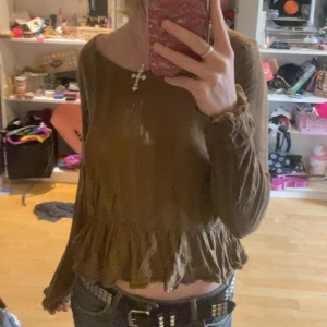 Brun långärmad!!🤎 - Gullig topp i bra skick😇 Använd 3-4 gånger och säljs eftersom den inte har används på ett tag och skulle passa bättre på någon annan!🫶🏻  Längd; bröstet och ner: 39cm Armlängd: 68cm Det är bara att kontakta för fler frågor eller mått😊💞