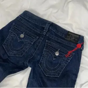 True religion jeans med unika detaljer. Lågmidjade! Nyskick, använda endast 1 gång❤️ skriv för frågor. Pris kan diskuteras vid snabb affär ❤️